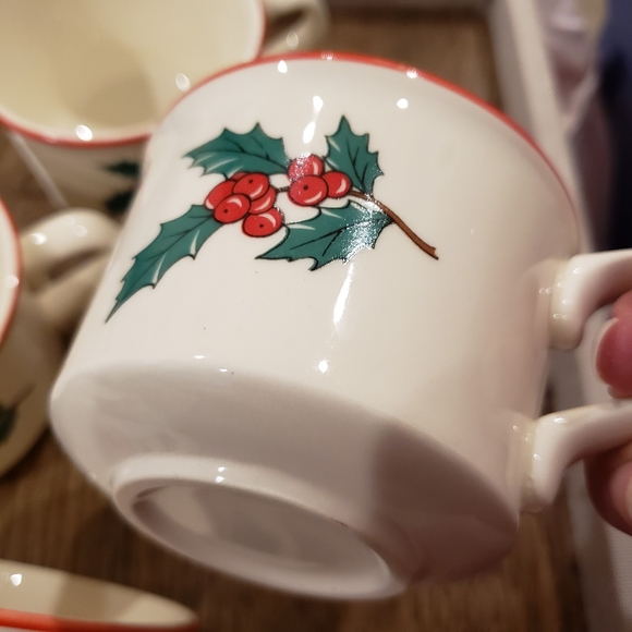 Taylor and Smith 6-Holly & berries Christmas cups. 2&1/2" tall and 3&1/2 wide - Picture 2 of 10